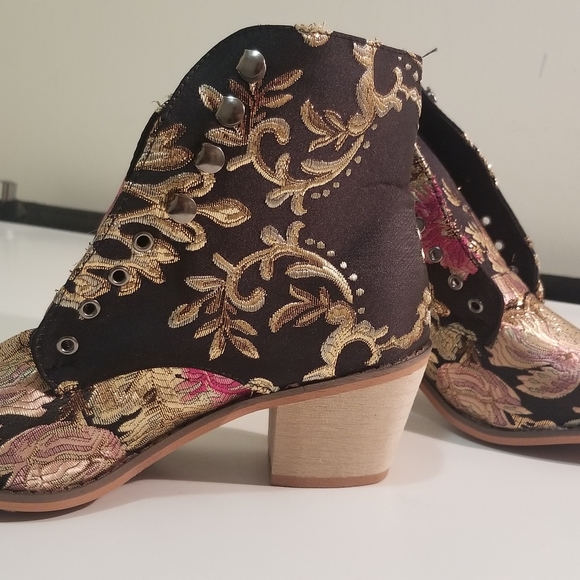 Unique boots - Picture 3 of 6